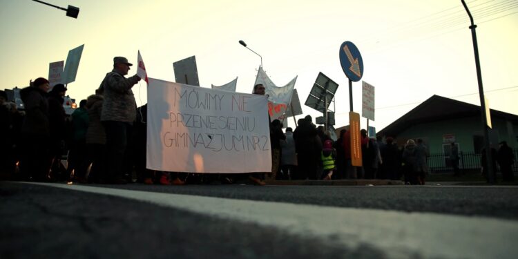 16.01.2015 Protest rodziców w obronie szkoły Skarżysko Kościelne / Stanisław Blinstrub / Radio Kielce