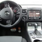 W polskich salonach Volkswagena można już kupić terenowo-rekreacyjny model Touareg po tak zwanym liftingu. / Robert Felczak / Radio Kielce