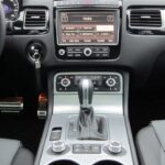 W polskich salonach Volkswagena można już kupić terenowo-rekreacyjny model Touareg po tak zwanym liftingu. / Robert Felczak / Radio Kielce