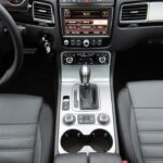 W polskich salonach Volkswagena można już kupić terenowo-rekreacyjny model Touareg po tak zwanym liftingu. / Robert Felczak / Radio Kielce