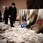 27.01.2015 Przy pomniku Menora wspomniano wyzwolenie obozu Auschwitz / Radio Kielce