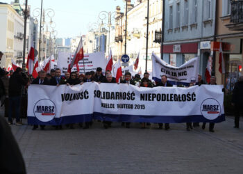 Marsz w obronie demokracji przeszedł ulicami Kielc (14 lutego 2015 r.) / Radio Kielce