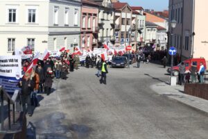 Marsz w obronie demokracji przeszedł ulicami Kielc (14 lutego 2015 r.) / Radio Kielce