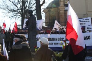 Marsz w obronie demokracji przeszedł ulicami Kielc (14 lutego 2015 r.) / Radio Kielce