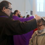 18.02.2015 Środa Popielcowa. Obrzęd posypania głów popiołem w kościele pw. św. Franciszka z Asyżu w Kielcach / Kamil Król / Radio Kielce