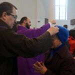 18.02.2015 Środa Popielcowa. Obrzęd posypania głów popiołem w kościele pw. św. Franciszka z Asyżu w Kielcach / Kamil Król / Radio Kielce