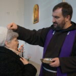 18.02.2015 Środa Popielcowa. Obrzęd posypania głów popiołem w kościele pw. św. Franciszka z Asyżu w Kielcach / Kamil Król / Radio Kielce