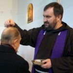 18.02.2015 Środa Popielcowa. Obrzęd posypania głów popiołem w kościele pw. św. Franciszka z Asyżu w Kielcach / Kamil Król / Radio Kielce