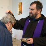 18.02.2015 Środa Popielcowa. Obrzęd posypania głów popiołem w kościele pw. św. Franciszka z Asyżu w Kielcach / Kamil Król / Radio Kielce