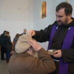 18.02.2015 Środa Popielcowa. Obrzęd posypania głów popiołem w kościele pw. św. Franciszka z Asyżu w Kielcach / Kamil Król / Radio Kielce