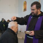 18.02.2015 Środa Popielcowa. Obrzęd posypania głów popiołem w kościele pw. św. Franciszka z Asyżu w Kielcach / Kamil Król / Radio Kielce