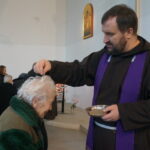 18.02.2015 Środa Popielcowa. Obrzęd posypania głów popiołem w kościele pw. św. Franciszka z Asyżu w Kielcach / Kamil Król / Radio Kielce