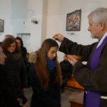 18.02.2015 Środa Popielcowa. Obrzęd posypania głów popiołem w kościele pw. św. Franciszka z Asyżu w Kielcach / Kamil Król / Radio Kielce