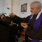 18.02.2015 Środa Popielcowa. Obrzęd posypania głów popiołem w kościele pw. św. Franciszka z Asyżu w Kielcach / Kamil Król / Radio Kielce