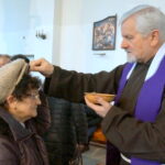 18.02.2015 Środa Popielcowa. Obrzęd posypania głów popiołem w kościele pw. św. Franciszka z Asyżu w Kielcach / Kamil Król / Radio Kielce