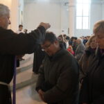 18.02.2015 Środa Popielcowa. Obrzęd posypania głów popiołem w kościele pw. św. Franciszka z Asyżu w Kielcach / Kamil Król / Radio Kielce