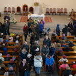 18.02.2015 Środa Popielcowa. Obrzęd posypania głów popiołem w kościele pw. św. Franciszka z Asyżu w Kielcach / Kamil Król / Radio Kielce