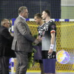 15. kolejka PGNiG Superligi piłkarzy ręcznych Vive Tauron Kielce - Azoty Puławy. Podziękowanie Przemysławowi Krajewskiemu i Piotrowi Masłowskiemu z drużyny gości za zdobycie brązowego medalu  MŚ / Kamil Król / Radio Kielce