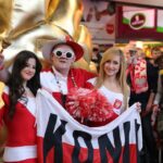 02.02.2015 Polscy Kibice tłumnie przybyli na lotnisko by powitać naszych piłkarzy ręcznych / Wojciech Habdas / Radio Kielce