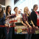 02.02.2015 Polscy Kibice tłumnie przybyli na lotnisko by powitać naszych piłkarzy ręcznych / Wojciech Habdas / Radio Kielce