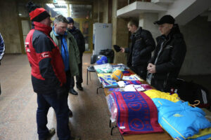 18.2.2015 Kijów. Stoisko z gadżetami Motoru Zaporoże / Wojciech Habdas / Radio Kielce