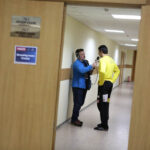 18.2.2015 Kijów. Marek Cender nagrywa pomeczowe komentarze, na zdjęciu ze Sławomirem Szmalem. / Wojciech Habdas / Radio Kielce