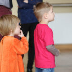 21.2.2015 Kielce. Warsztaty familijne „Mój prapradziadek to Sarmata”. Uczestnicy zajęć poznali stroje naszych przodków. Mieli okazję także zwiedzić wnętrza pałacowe oraz „Galerię malarstwa Polskiego i Europejskiej Sztuki Zdobniczej”, gdzie znajdują się portrety sarmackie. / Wojciech Habdas / Radio Kielce