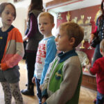 21.2.2015 Kielce. Warsztaty familijne „Mój prapradziadek to Sarmata”. Uczestnicy zajęć poznali stroje naszych przodków. Mieli okazję także zwiedzić wnętrza pałacowe oraz „Galerię malarstwa Polskiego i Europejskiej Sztuki Zdobniczej”, gdzie znajdują się portrety sarmackie. / Wojciech Habdas / Radio Kielce