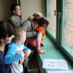 21.2.2015 Kielce. Warsztaty familijne „Mój prapradziadek to Sarmata”. Uczestnicy zajęć poznali stroje naszych przodków. Mieli okazję także zwiedzić wnętrza pałacowe oraz „Galerię malarstwa Polskiego i Europejskiej Sztuki Zdobniczej”, gdzie znajdują się portrety sarmackie. / Wojciech Habdas / Radio Kielce