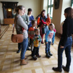 21.2.2015 Kielce. Warsztaty familijne „Mój prapradziadek to Sarmata”. Uczestnicy zajęć poznali stroje naszych przodków. Mieli okazję także zwiedzić wnętrza pałacowe oraz „Galerię malarstwa Polskiego i Europejskiej Sztuki Zdobniczej”, gdzie znajdują się portrety sarmackie. / Wojciech Habdas / Radio Kielce