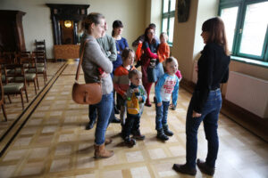 21.2.2015 Kielce. Warsztaty familijne „Mój prapradziadek to Sarmata”. Uczestnicy zajęć poznali stroje naszych przodków. Mieli okazję także zwiedzić wnętrza pałacowe oraz „Galerię malarstwa Polskiego i Europejskiej Sztuki Zdobniczej”, gdzie znajdują się portrety sarmackie. / Wojciech Habdas / Radio Kielce