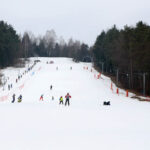 21.2.2015 Kielce. Wiele osób aktywnie spędza ferie zimowe m.in. na stoku na Stadionie. / Wojciech Habdas / Radio Kielce