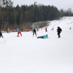 21.2.2015 Kielce. Wiele osób aktywnie spędza ferie zimowe m.in. na stoku na Stadionie. / Wojciech Habdas / Radio Kielce