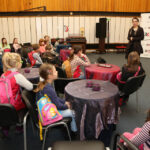 24.2.2015 Kielce. Dzieci z Ośrodka Kultury Ziemowit zwiedzały naszą rozgłośnię. / Wojciech Habdas / Radio Kielce