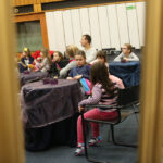 24.2.2015 Kielce. Dzieci z Ośrodka Kultury Ziemowit zwiedzały naszą rozgłośnię. / Wojciech Habdas / Radio Kielce