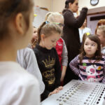 24.2.2015 Kielce. Dzieci z Ośrodka Kultury Ziemowit zwiedzały naszą rozgłośnię. / Wojciech Habdas / Radio Kielce