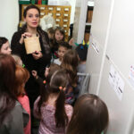 24.2.2015 Kielce. Dzieci z Ośrodka Kultury Ziemowit zwiedzały naszą rozgłośnię. Tak wygląda nasze archiwum taśm. / Wojciech Habdas / Radio Kielce