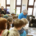 24.2.2015 Kielce. Dzieci z Ośrodka Kultury Ziemowit zwiedzały naszą rozgłośnię. Tak wygląda nasze archiwum taśm, a którego można skorzystać w każdej chwili. / Wojciech Habdas / Radio Kielce