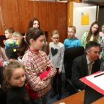 24.2.2015 Kielce. Dzieci z Ośrodka Kultury Ziemowit zwiedzały naszą rozgłośnię. Tu powstają serwisy informacyjne. / Wojciech Habdas / Radio Kielce