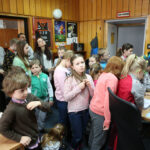 24.2.2015 Kielce. Dzieci z Ośrodka Kultury Ziemowit zwiedzały naszą rozgłośnię. A to redakcja internetowa. / Wojciech Habdas / Radio Kielce