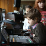 24.2.2015 Kielce. Dzieci z Ośrodka Kultury Ziemowit zwiedzały naszą rozgłośnię. / Wojciech Habdas / Radio Kielce