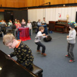 24.2.2015 Kielce. Dzieci z Ośrodka Kultury Ziemowit zwiedzały naszą rozgłośnię. Zwiedzanie zakończył żywiołowy występ dzieciaków. / Wojciech Habdas / Radio Kielce