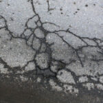 24.2.2015 Kielce. Miejski Zarząd Dróg w Kielcach od trzech lat nie jest wstanie znaleźć kilkudziesięciu tysięcy złotych na położenie asfaltu na drodze  osiedlowej  przy ulicy Zagórskiej w Kielcach. / Wojciech Habdas / Radio Kielce