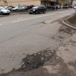 24.2.2015 Kielce. Miejski Zarząd Dróg w Kielcach od trzech lat nie jest wstanie znaleźć kilkudziesięciu tysięcy złotych na położenie asfaltu na drodze  osiedlowej  przy ulicy Zagórskiej w Kielcach. / Wojciech Habdas / Radio Kielce