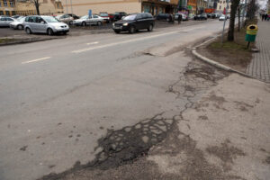 24.2.2015 Kielce. Miejski Zarząd Dróg w Kielcach od trzech lat nie jest wstanie znaleźć kilkudziesięciu tysięcy złotych na położenie asfaltu na drodze osiedlowej przy ulicy Zagórskiej w Kielcach. / Wojciech Habdas / Radio Kielce