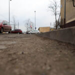 24.2.2015 Kielce. Miejski Zarząd Dróg w Kielcach od trzech lat nie jest wstanie znaleźć kilkudziesięciu tysięcy złotych na położenie asfaltu na drodze  osiedlowej  przy ulicy Zagórskiej w Kielcach. / Wojciech Habdas / Radio Kielce