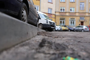 24.2.2015 Kielce. Miejski Zarząd Dróg w Kielcach od trzech lat nie jest wstanie znaleźć kilkudziesięciu tysięcy złotych na położenie asfaltu na drodze osiedlowej przy ulicy Zagórskiej w Kielcach. / Wojciech Habdas / Radio Kielce