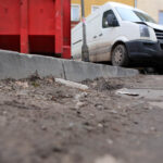 24.2.2015 Kielce. Miejski Zarząd Dróg w Kielcach od trzech lat nie jest wstanie znaleźć kilkudziesięciu tysięcy złotych na położenie asfaltu na drodze  osiedlowej  przy ulicy Zagórskiej w Kielcach. / Wojciech Habdas / Radio Kielce