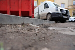 24.2.2015 Kielce. Miejski Zarząd Dróg w Kielcach od trzech lat nie jest wstanie znaleźć kilkudziesięciu tysięcy złotych na położenie asfaltu na drodze osiedlowej przy ulicy Zagórskiej w Kielcach. / Wojciech Habdas / Radio Kielce