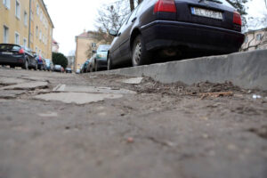 24.2.2015 Kielce. Miejski Zarząd Dróg w Kielcach od trzech lat nie jest wstanie znaleźć kilkudziesięciu tysięcy złotych na położenie asfaltu na drodze osiedlowej przy ulicy Zagórskiej w Kielcach. / Wojciech Habdas / Radio Kielce